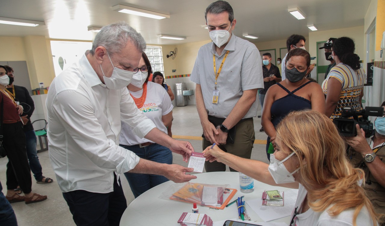 sarto recebe seu cartão de vacinação